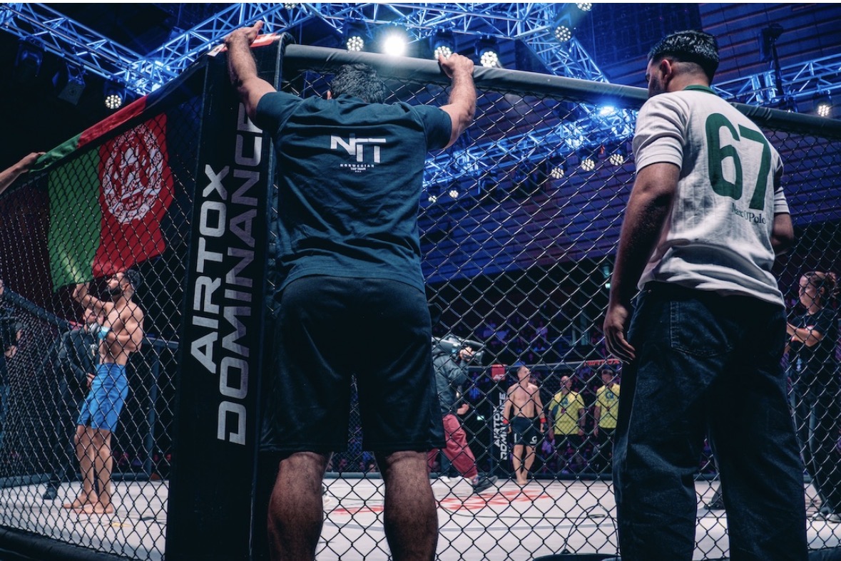 Norwegian Top Team i hjørnet under en profesjonell MMA-kamp