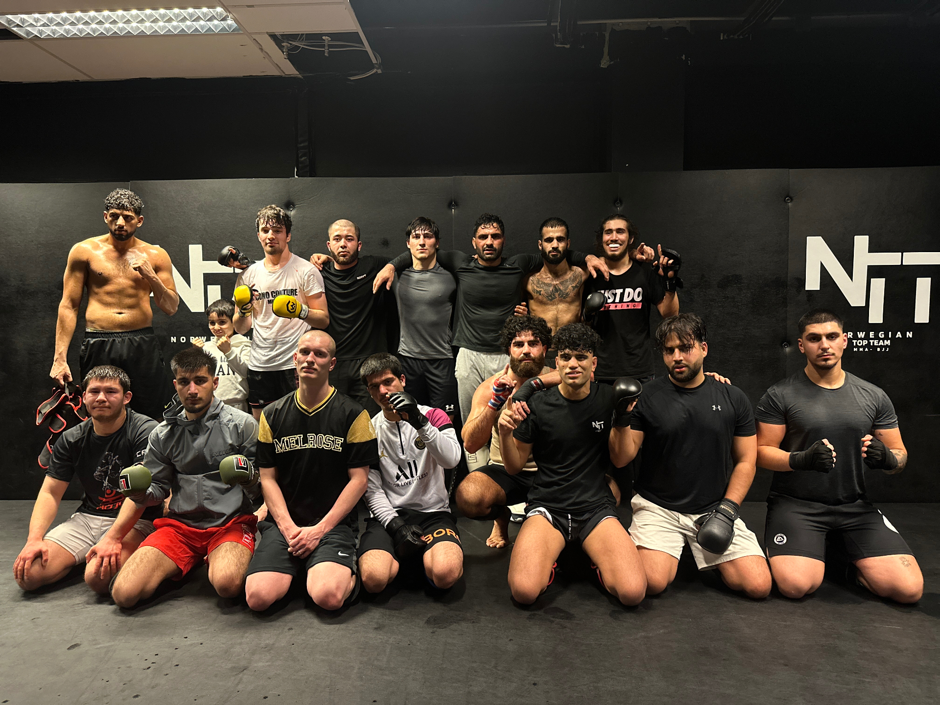 NTT-teamet samlet etter trening i akademiet